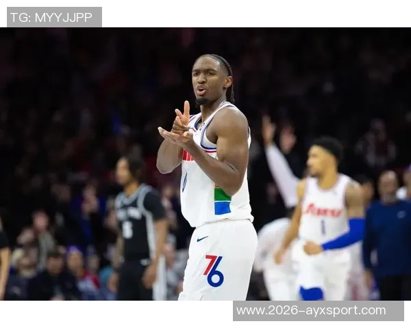 马克西半场表现出色10投6中砍下18分3篮板4助攻尽管有4次失误依然贡献良多