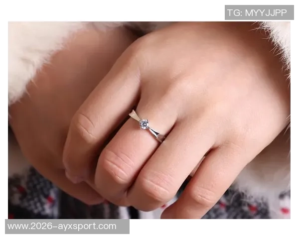 福登女友晒出钻戒引发结婚猜想两人已育有三子女幸福生活曝光